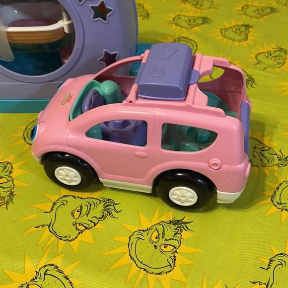 PRE OWNED LOT OF FISHER PRICE LITTLE PEOPLE CUDDLE AND PLAY SET AND WORKING CAR - Picture 7 of 15